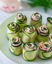 BOCADITOS DE PEPINO Y QUESO CREMA CON CAVIAR